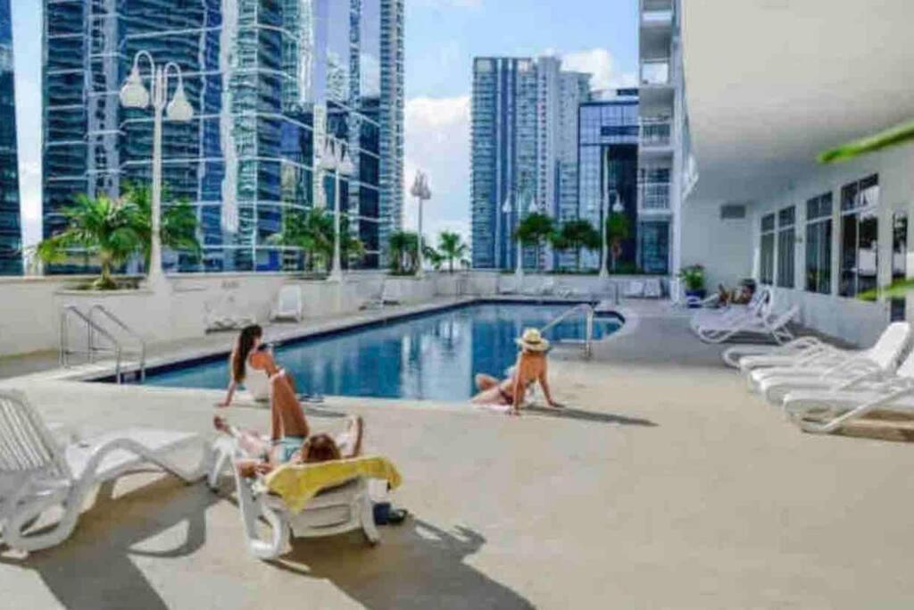 Iconic 1br Highrise Brickell-freeparking Apartment *