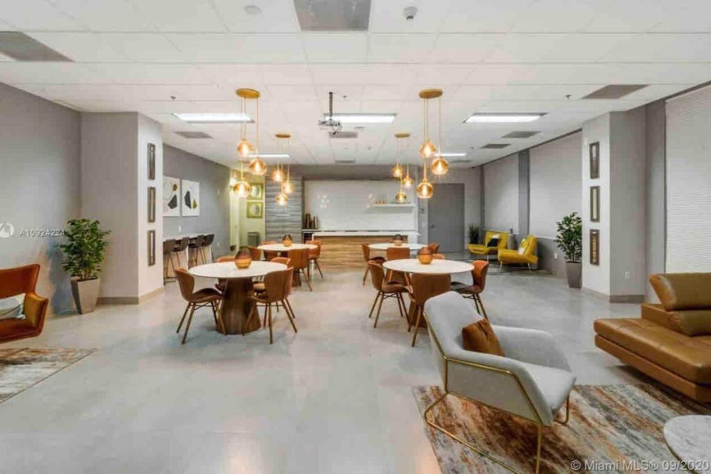 Iconic 1br Highrise Brickell-freeparking Apartment *