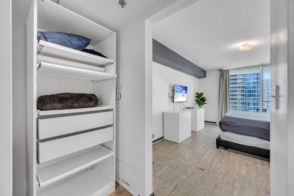 Iconic 1br Highrise Brickell-freeparking Apartment